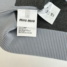 Miu Mi*/缪缪 25FW 羊毛混纺假两件毛衣采用20%羊毛/45% 腈纶 / 35% 锦纶,增强保 Miu Mi*/缪缪 25FW 羊毛混纺假两件毛衣采用20%羊毛/45% 腈纶 / 35% 锦纶,增强保