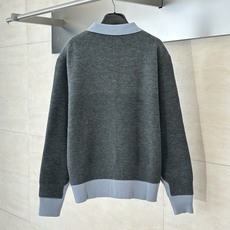 Miu Mi*/缪缪 25FW 羊毛混纺假两件毛衣采用20%羊毛/45% 腈纶 / 35% 锦纶,增强保 Miu Mi*/缪缪 25FW 羊毛混纺假两件毛衣采用20%羊毛/45% 腈纶 / 35% 锦纶,增强保