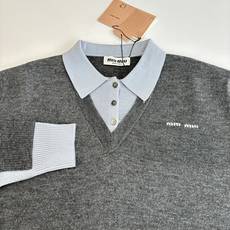Miu Mi*/缪缪 25FW 羊毛混纺假两件毛衣采用20%羊毛/45% 腈纶 / 35% 锦纶,增强保 Miu Mi*/缪缪 25FW 羊毛混纺假两件毛衣采用20%羊毛/45% 腈纶 / 35% 锦纶,增强保