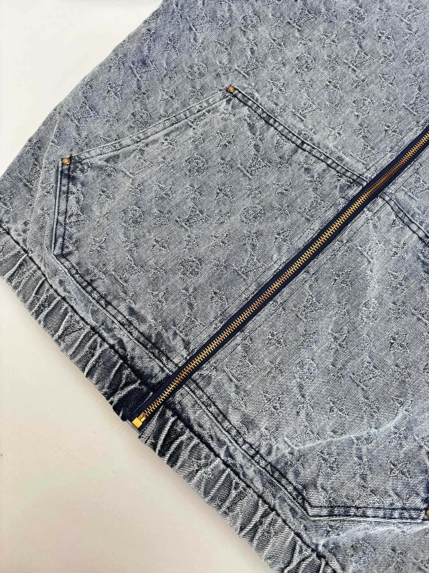 1V*/路易 25FW 秋冬新款重工款提花牛仔连帽外套深灰色洗水牛仔面料，定制金属拉链开合门襟 满身经典