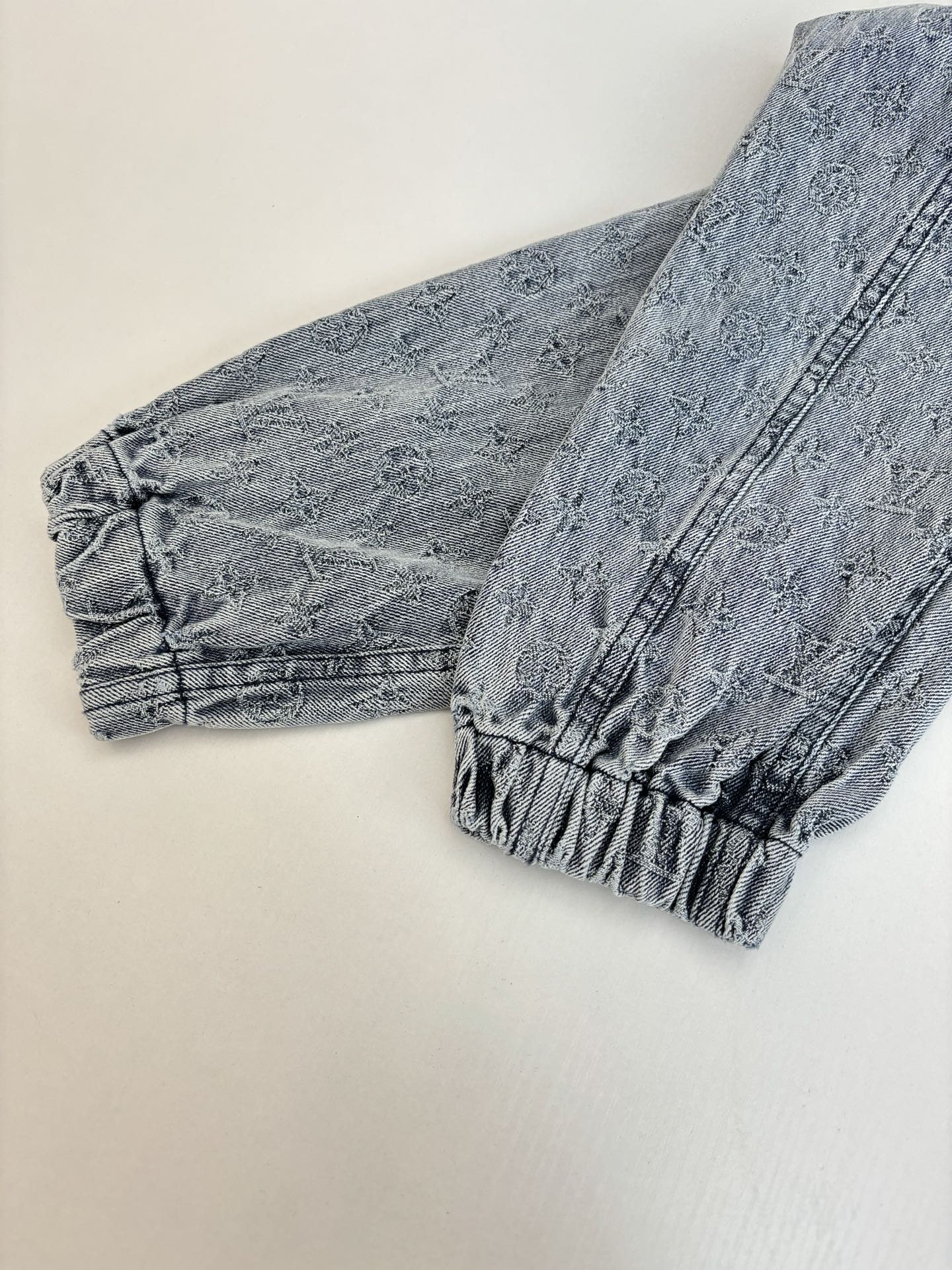1V*/路易 25FW 秋冬新款重工款提花牛仔连帽外套深灰色洗水牛仔面料，定制金属拉链开合门襟 满身经典