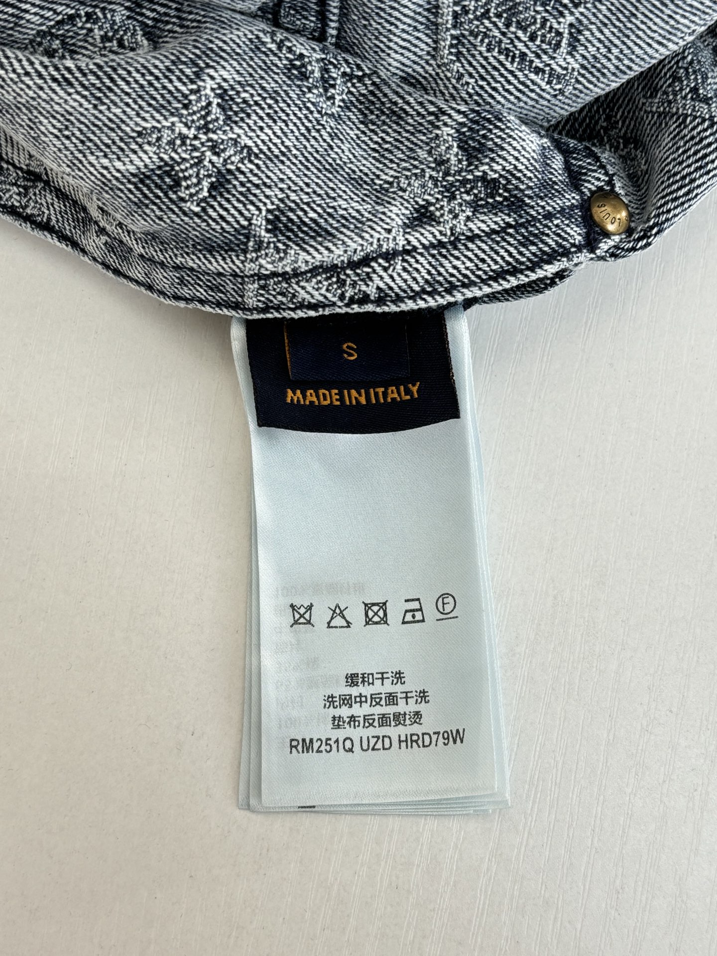 1V*/路易 25FW 秋冬新款重工款提花牛仔连帽外套深灰色洗水牛仔面料，定制金属拉链开合门襟 满身经典