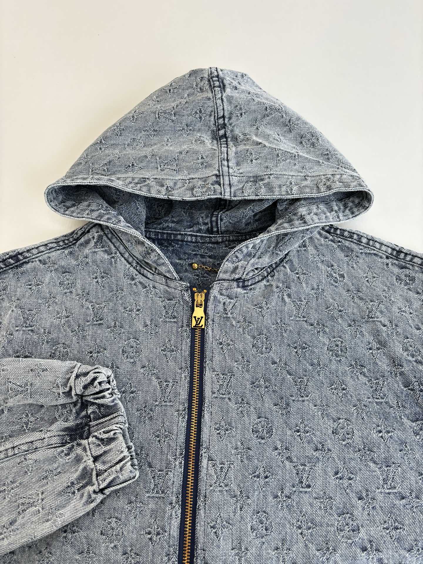 1V*/路易 25FW 秋冬新款重工款提花牛仔连帽外套深灰色洗水牛仔面料，定制金属拉链开合门襟 满身经典