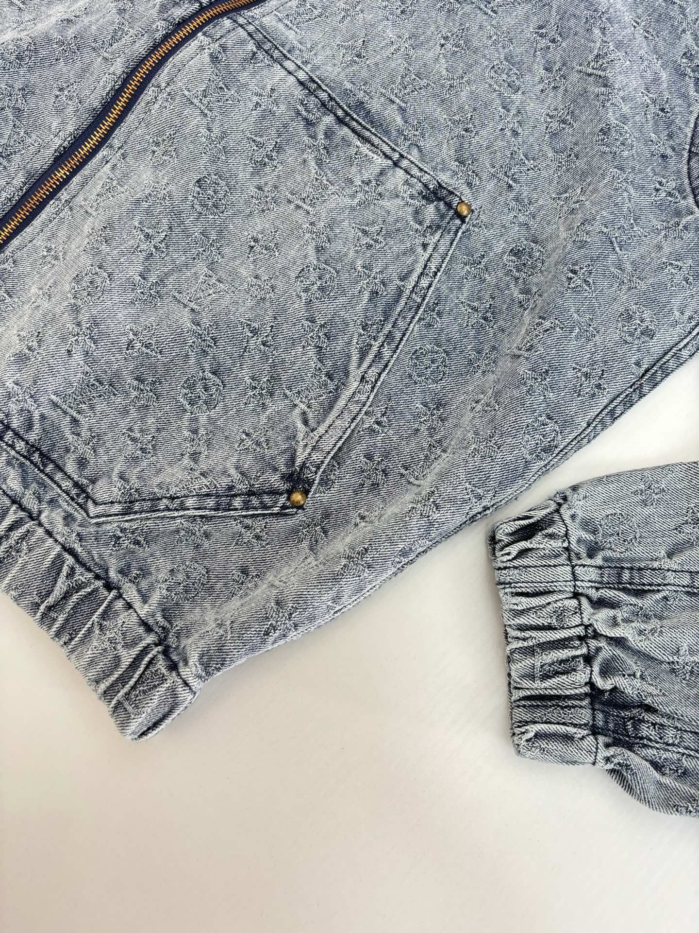 1V*/路易 25FW 秋冬新款重工款提花牛仔连帽外套深灰色洗水牛仔面料，定制金属拉链开合门襟 满身经典