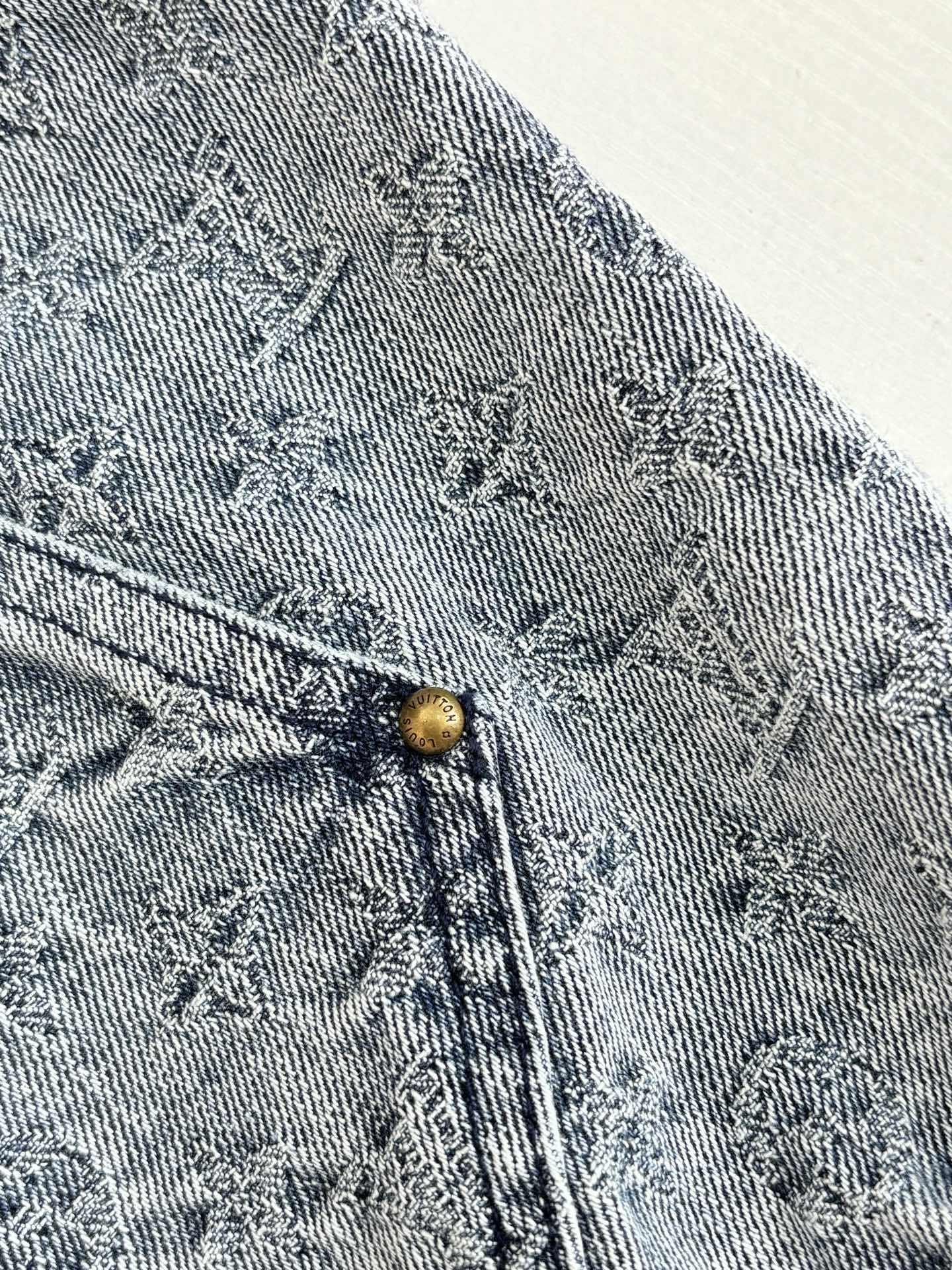 1V*/路易 25FW 秋冬新款重工款提花牛仔连帽外套深灰色洗水牛仔面料，定制金属拉链开合门襟 满身经典