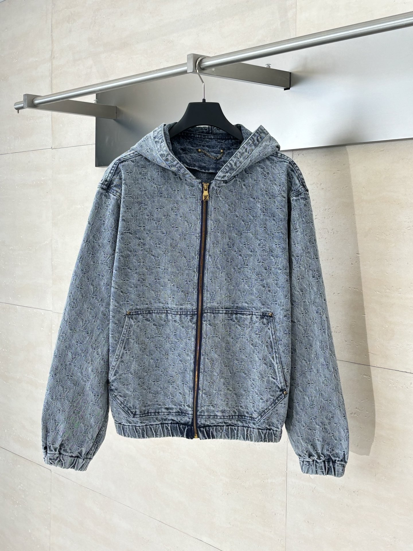 1V*/路易 25FW 秋冬新款重工款提花牛仔连帽外套深灰色洗水牛仔面料，定制金属拉链开合门襟 满身经典