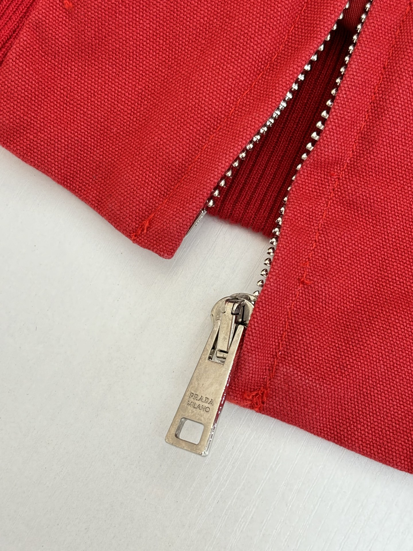 Prada*/普拉达 25FW秀款红色短夹克外套 面料采用高端定制牛仔面料 合成纤维的染色和印花工艺使得