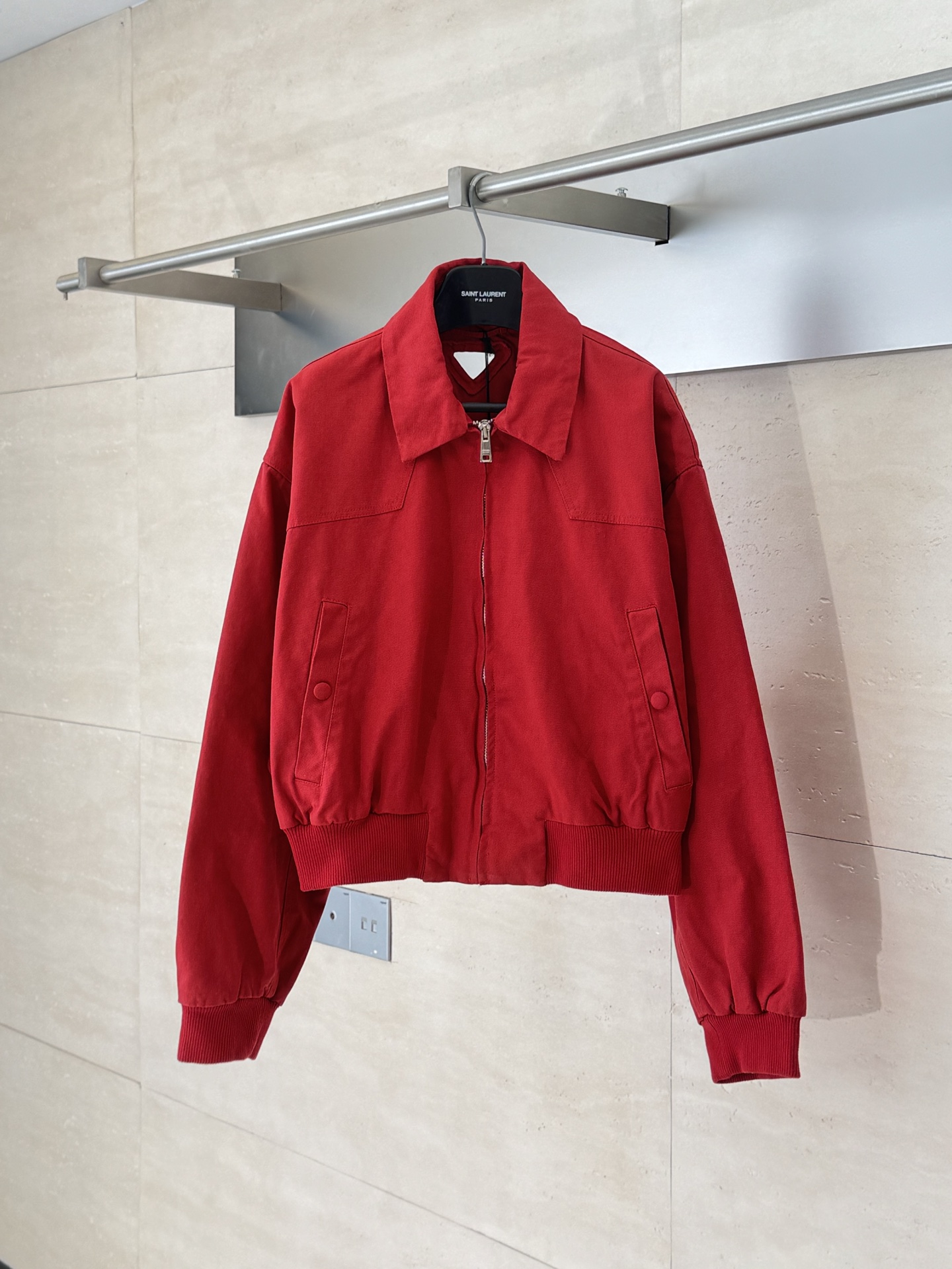 Prada*/普拉达 25FW秀款红色短夹克外套 面料采用高端定制牛仔面料 合成纤维的染色和印花工艺使得