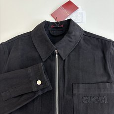 Gucc*/古驰 翻领拉链烫钻牛仔衬衫原版15,760购入开发,定制洗水牛仔棉布面料,胸前刻字纽扣开合门 Gucc*/古驰 翻领拉链烫钻牛仔衬衫原版15,760购入开发,定制洗水牛仔棉布面料,胸前刻字纽扣开合门