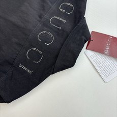 Gucc*/古驰 翻领拉链烫钻牛仔衬衫原版15,760购入开发,定制洗水牛仔棉布面料,胸前刻字纽扣开合门 Gucc*/古驰 翻领拉链烫钻牛仔衬衫原版15,760购入开发,定制洗水牛仔棉布面料,胸前刻字纽扣开合门