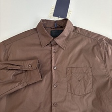 Prad*/普拉达 25新款三角标尼龙翻领棉服外套 采用100%环保舒适的再生尼龙面料 。色牢度和稳定性 Prad*/普拉达 25新款三角标尼龙翻领棉服外套 采用100%环保舒适的再生尼龙面料 。色牢度和稳定性