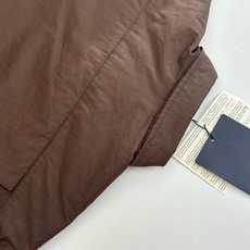 Prad*/普拉达 25新款三角标尼龙翻领棉服外套 采用100%环保舒适的再生尼龙面料 。色牢度和稳定性 Prad*/普拉达 25新款三角标尼龙翻领棉服外套 采用100%环保舒适的再生尼龙面料 。色牢度和稳定性