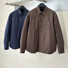 Prad*/普拉达 25新款三角标尼龙翻领棉服外套 采用100%环保舒适的再生尼龙面料 。色牢度和稳定性 Prad*/普拉达 25新款三角标尼龙翻领棉服外套 采用100%环保舒适的再生尼龙面料 。色牢度和稳定性