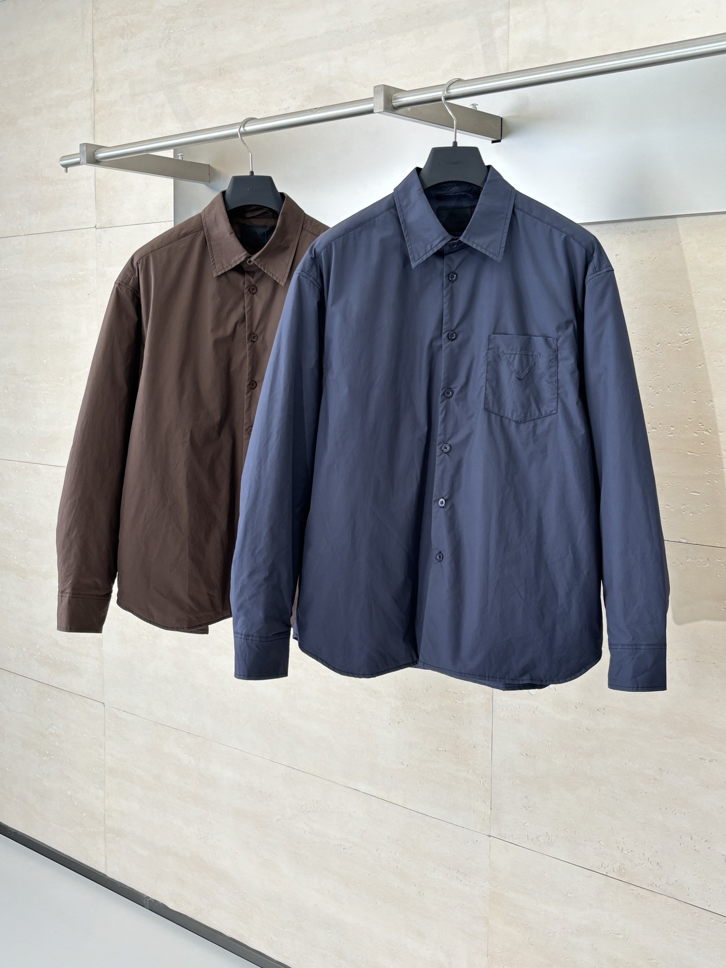Prad*/普拉达 25新款三角标尼龙翻领棉服外套 采用100%环保舒适的再生尼龙面料 。色牢度和稳定性