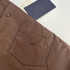 Prad*/普拉达 25新款三角标尼龙翻领棉服外套 采用100%环保舒适的再生尼龙面料 。色牢度和稳定性 Prad*/普拉达 25新款三角标尼龙翻领棉服外套 采用100%环保舒适的再生尼龙面料 。色牢度和稳定性