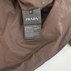 Prad*/普拉达 25新款三角标尼龙翻领棉服外套 采用100%环保舒适的再生尼龙面料 。色牢度和稳定性 Prad*/普拉达 25新款三角标尼龙翻领棉服外套 采用100%环保舒适的再生尼龙面料 。色牢度和稳定性
