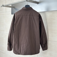Prad*/普拉达 25新款三角标尼龙翻领棉服外套 采用100%环保舒适的再生尼龙面料 。色牢度和稳定性 Prad*/普拉达 25新款三角标尼龙翻领棉服外套 采用100%环保舒适的再生尼龙面料 。色牢度和稳定性