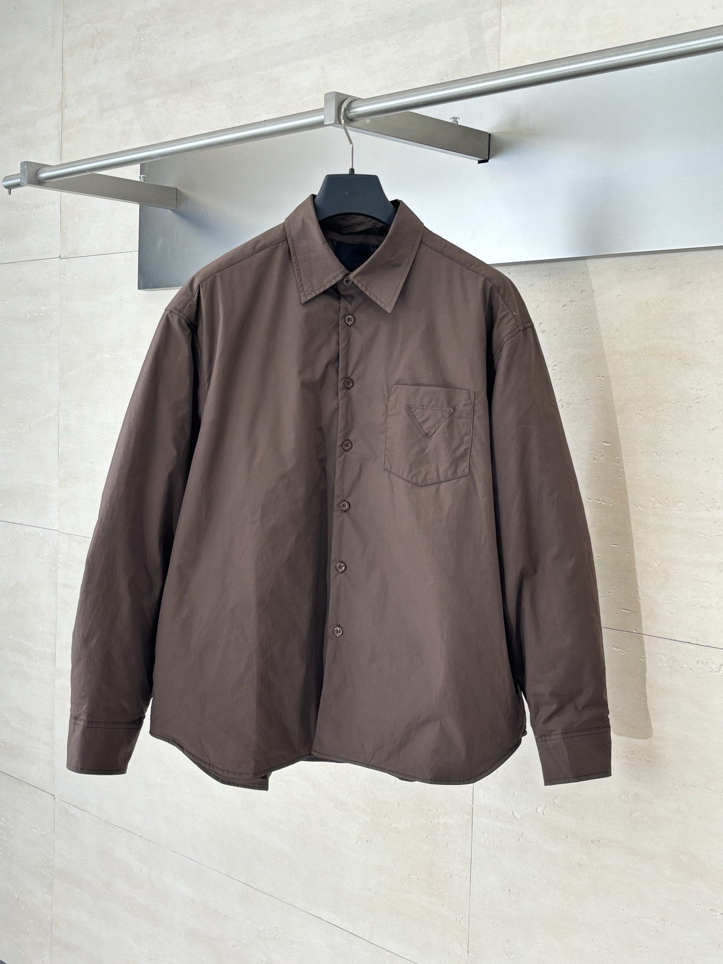 NO:529558,Prad*/Prada 25 new triangular nylon lapel cotton jacket uses environmentally friendly and comfortable recycled nylon fabric. It has higher color fastness and stability. The new ECOL recycled nylon is now used to make a new recycled nylon series bag, clothing series. The cotton filling amount is 450G, customized hardware leather is weight, quality, details, original synchronized, restore all details, this new shoulder-fall model, with a small hook on the back, and a curved design, making it more fashionable. High street style!  SizeS/M/L/XL,,prada,prada,jackets & coats,alexander wang19860909Prad*/普拉达 25新款三角标尼龙翻领棉服外套 采用环保舒适的再生尼龙面料 .色牢度和稳定性更高,全新ECOL再生尼龙,现在并用于制作全新再生尼龙系列包袋,服饰系列.充棉量450G,定制五金真皮标克重 品质 细节 原版同步 ,还原所有细节,此款新款落肩款,后背有挂钩小设计感十足,领口有弯度设计,更加时髦.高街版型！ SizeS/M/L/XL,,prada,prada,jackets & coats,alexander wang,Men's clothing