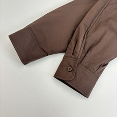 Prad*/普拉达 25新款三角标尼龙翻领棉服外套 采用100%环保舒适的再生尼龙面料 。色牢度和稳定性 Prad*/普拉达 25新款三角标尼龙翻领棉服外套 采用100%环保舒适的再生尼龙面料 。色牢度和稳定性