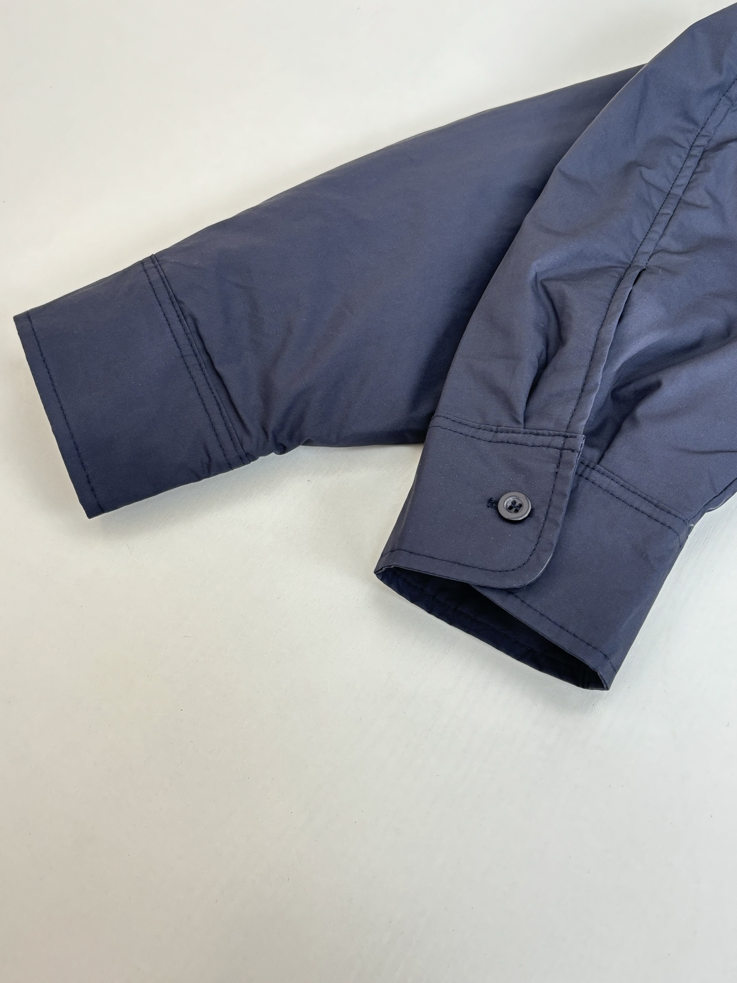 Prad*/普拉达 25新款三角标尼龙翻领棉服外套 采用100%环保舒适的再生尼龙面料 。色牢度和稳定性