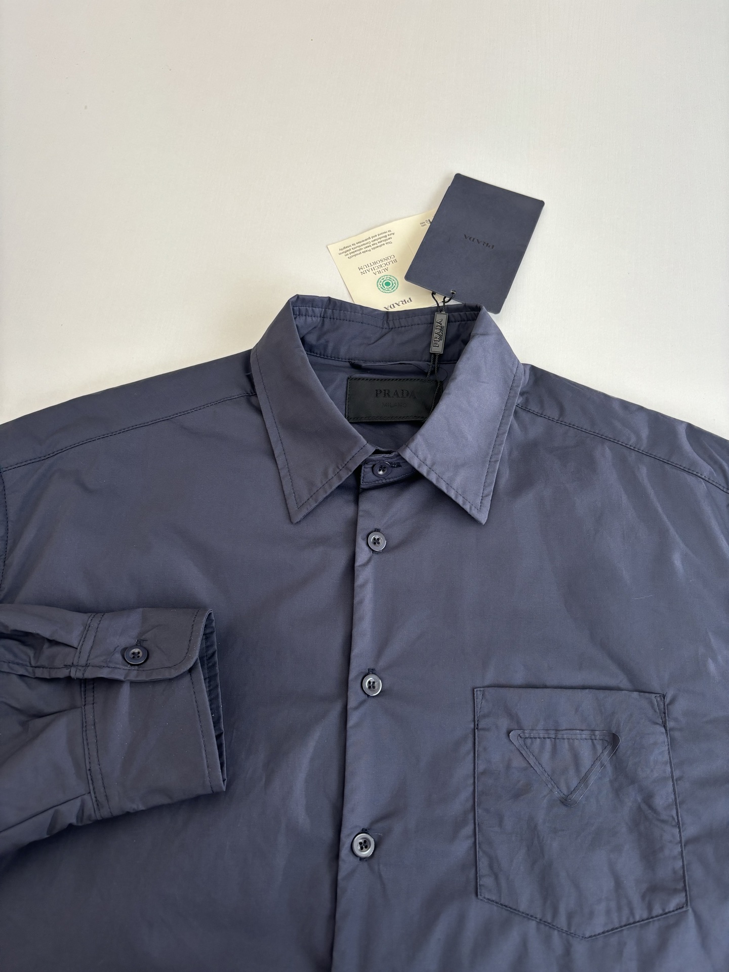 Prad*/普拉达 25新款三角标尼龙翻领棉服外套 采用100%环保舒适的再生尼龙面料 。色牢度和稳定性