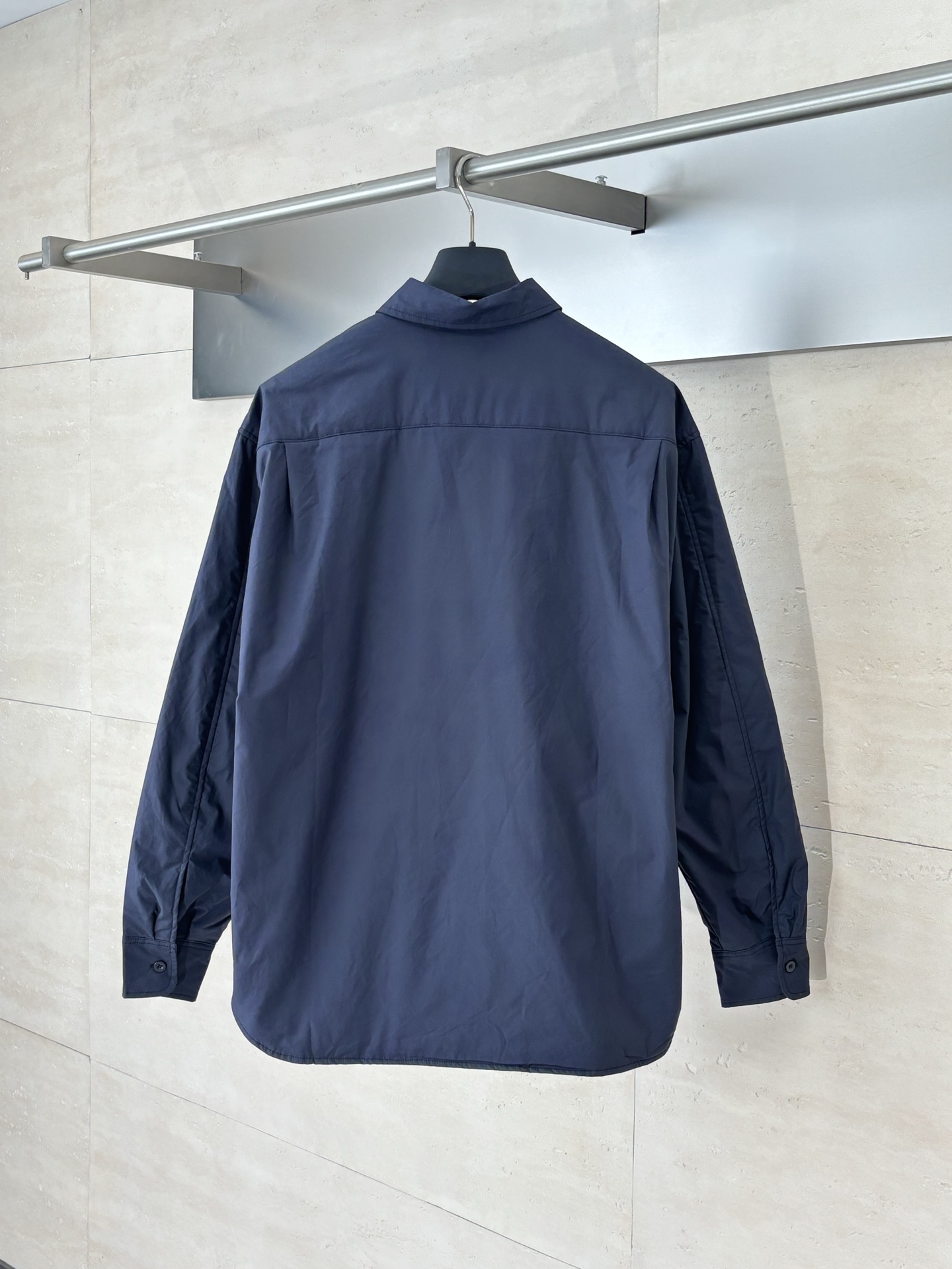 Prad*/普拉达 25新款三角标尼龙翻领棉服外套 采用100%环保舒适的再生尼龙面料 。色牢度和稳定性