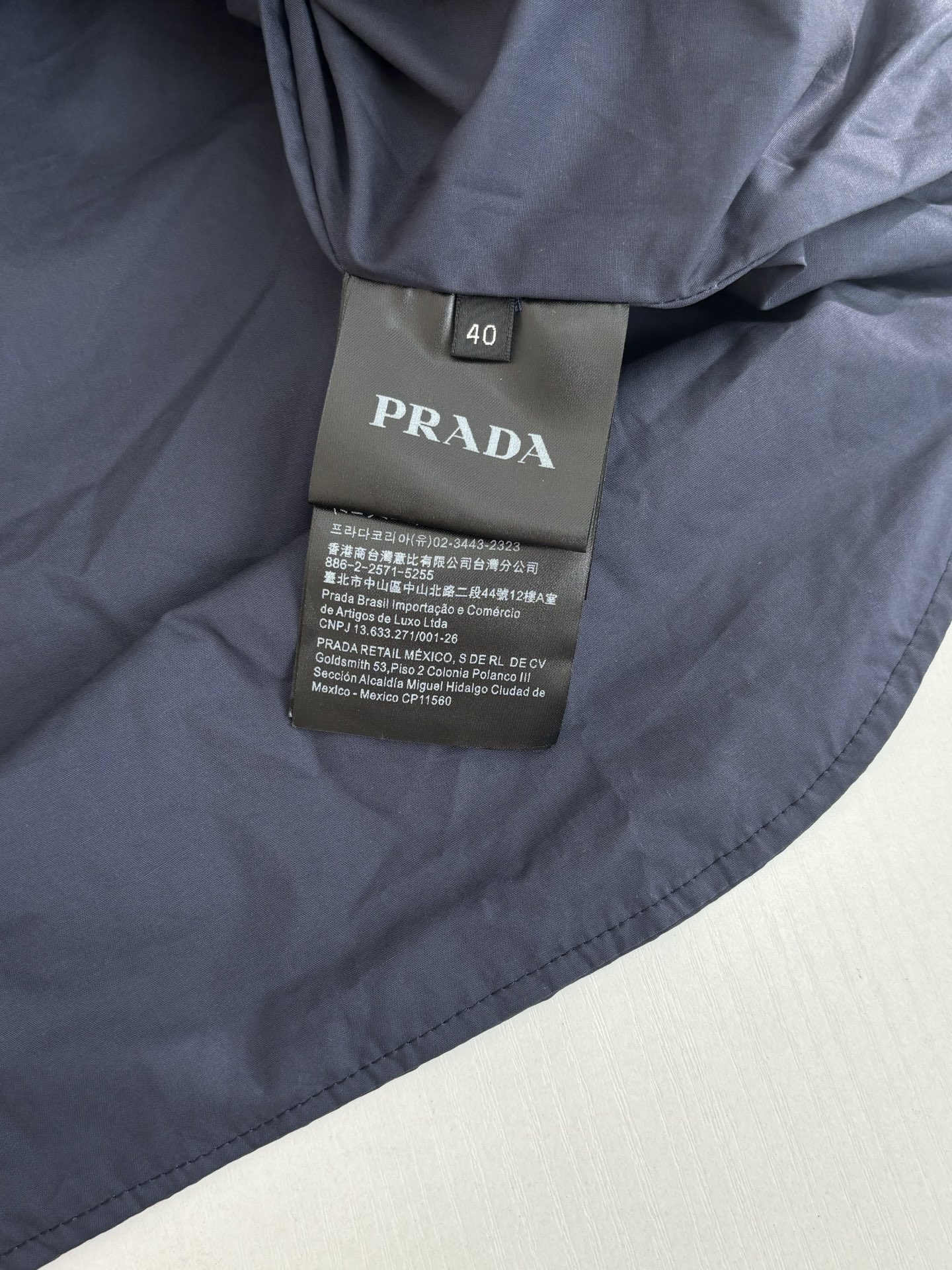 Prad*/普拉达 25新款三角标尼龙翻领棉服外套 采用100%环保舒适的再生尼龙面料 。色牢度和稳定性