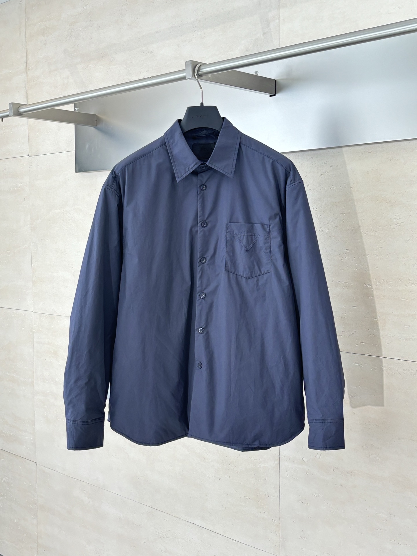 Prad*/普拉达 25新款三角标尼龙翻领棉服外套 采用100%环保舒适的再生尼龙面料 。色牢度和稳定性