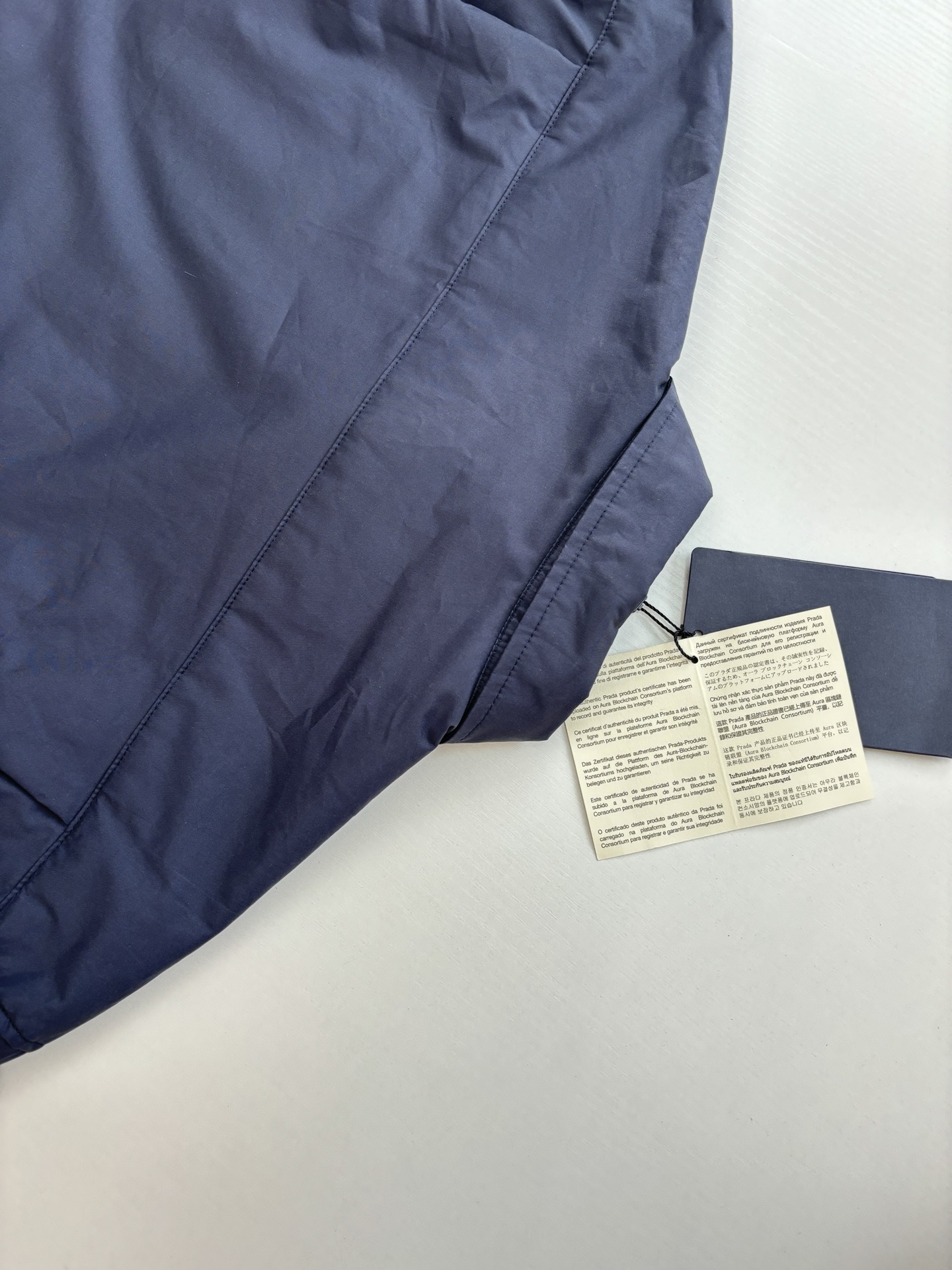Prad*/普拉达 25新款三角标尼龙翻领棉服外套 采用100%环保舒适的再生尼龙面料 。色牢度和稳定性