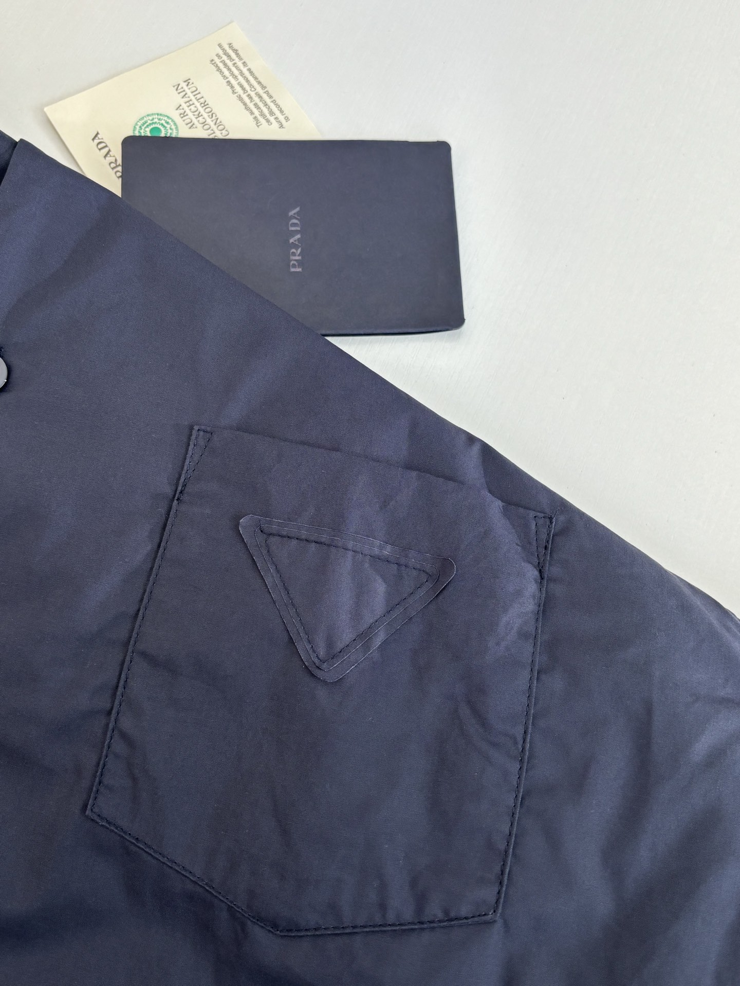Prad*/普拉达 25新款三角标尼龙翻领棉服外套 采用100%环保舒适的再生尼龙面料 。色牢度和稳定性