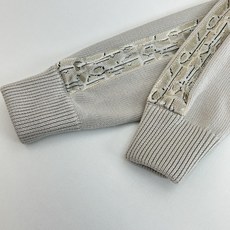 Dio*/迪奥 24秋冬新款提花袖饰针织圆领毛衣这款针织衫向经典图案致敬。采用棉质平纹针织面料精心制作, Dio*/迪奥 24秋冬新款提花袖饰针织圆领毛衣这款针织衫向经典图案致敬。采用棉质平纹针织面料精心制作,