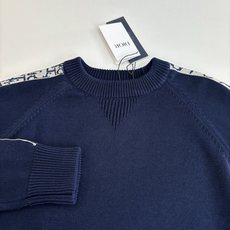 Dio*/迪奥 24秋冬新款提花袖饰针织圆领毛衣这款针织衫向经典图案致敬。采用棉质平纹针织面料精心制作, Dio*/迪奥 24秋冬新款提花袖饰针织圆领毛衣这款针织衫向经典图案致敬。采用棉质平纹针织面料精心制作,