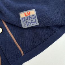1V/路易 Nigo联名刺绣图案针织短袖棒球衬衫本款棉质针织棒球衬衫以休闲版型成就夏日佳选。前后 LV 1V/路易 Nigo联名刺绣图案针织短袖棒球衬衫本款棉质针织棒球衬衫以休闲版型成就夏日佳选。前后 LV