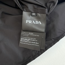Prad*/普拉达 25SS秋冬新款 三角铁标素色廓形棉服外套定制YB斜纹全棉材质 免烫工艺处理 质感平 Prad*/普拉达 25SS秋冬新款 三角铁标素色廓形棉服外套定制YB斜纹全棉材质 免烫工艺处理 质感平