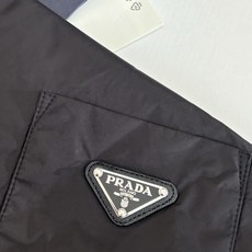 Prad*/普拉达 25SS秋冬新款 三角铁标素色廓形棉服外套定制YB斜纹全棉材质 免烫工艺处理 质感平 Prad*/普拉达 25SS秋冬新款 三角铁标素色廓形棉服外套定制YB斜纹全棉材质 免烫工艺处理 质感平