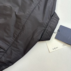 Prad*/普拉达 25SS秋冬新款 三角铁标素色廓形棉服外套定制YB斜纹全棉材质 免烫工艺处理 质感平 Prad*/普拉达 25SS秋冬新款 三角铁标素色廓形棉服外套定制YB斜纹全棉材质 免烫工艺处理 质感平