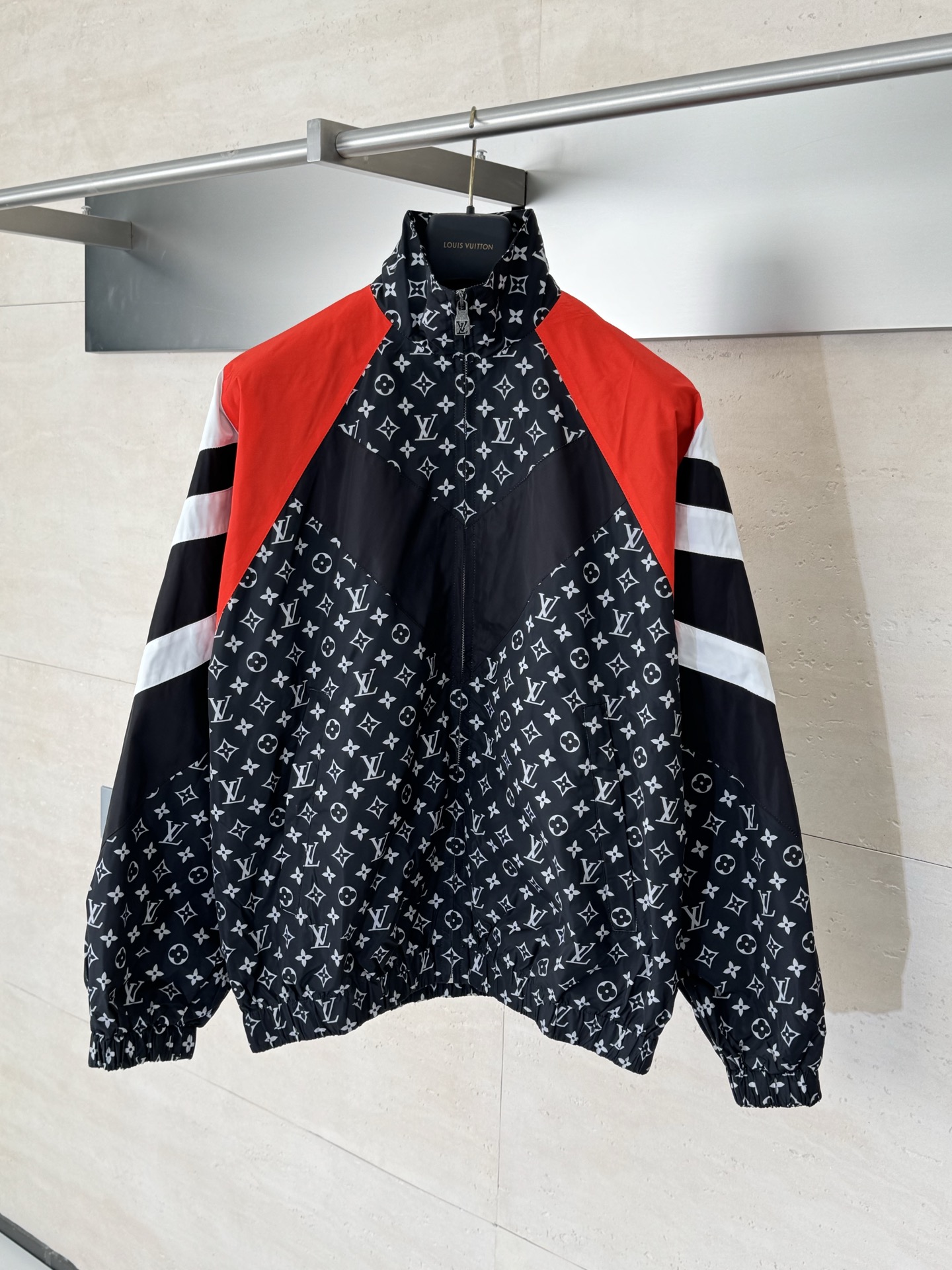 NO:530296,1V*/Louis 25FW autumn and winter new casual sports long-sleeved jacket Full-frame Monogram print rejuvenates dynamic silhouette, red, black and white contrasting colors rich visual layers, black silk fabric inside, zipper opening and closing placket, hem sleeve elastic band SizeS/M/L/XL,,louis vuitton, jackets & coats,alexander wang198609091V*/路易 25FW秋冬新款休闲运动长袖外套 全幅 Monogram 印花焕新动感廓形,红黑白撞色丰富视觉层次,内里黑色丝质面料 拉链开合门襟,下摆衣袖弹力带 SizeS/M/L/XL,,louis vuitton,jackets & coats,alexander wang,Men's clothing