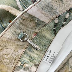 ACNE Studios*/25SS 蕾丝裤牛仔托特包采用高密双股纱线织造,克重达420g/㎡,表面呈现 ACNE Studios*/25SS 蕾丝裤牛仔托特包采用高密双股纱线织造,克重达420g/㎡,表面呈现