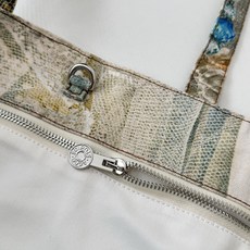ACNE Studios*/25SS 蕾丝裤牛仔托特包采用高密双股纱线织造,克重达420g/㎡,表面呈现 ACNE Studios*/25SS 蕾丝裤牛仔托特包采用高密双股纱线织造,克重达420g/㎡,表面呈现