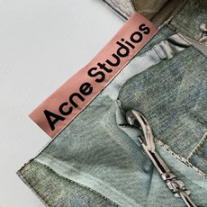 ACNE Studios*/25SS 蕾丝裤牛仔托特包采用高密双股纱线织造,克重达420g/㎡,表面呈现 ACNE Studios*/25SS 蕾丝裤牛仔托特包采用高密双股纱线织造,克重达420g/㎡,表面呈现