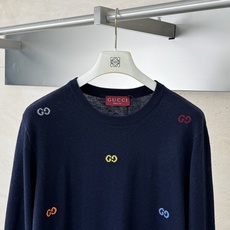 Gucci*/古驰 25秋冬新款休闲嵌花圆领针织毛衣这款羊毛提花开衫匠心缀饰由早期钻石菱格纹图案演化而来 Gucci*/古驰 25秋冬新款休闲嵌花圆领针织毛衣这款羊毛提花开衫匠心缀饰由早期钻石菱格纹图案演化而来