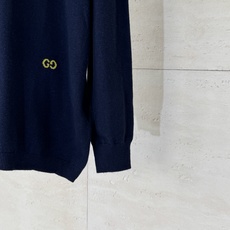 Gucci*/古驰 25秋冬新款休闲嵌花圆领针织毛衣这款羊毛提花开衫匠心缀饰由早期钻石菱格纹图案演化而来 Gucci*/古驰 25秋冬新款休闲嵌花圆领针织毛衣这款羊毛提花开衫匠心缀饰由早期钻石菱格纹图案演化而来