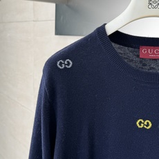 Gucci*/古驰 25秋冬新款休闲嵌花圆领针织毛衣这款羊毛提花开衫匠心缀饰由早期钻石菱格纹图案演化而来 Gucci*/古驰 25秋冬新款休闲嵌花圆领针织毛衣这款羊毛提花开衫匠心缀饰由早期钻石菱格纹图案演化而来