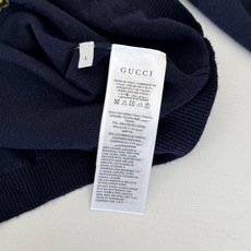 Gucci*/古驰 25秋冬新款休闲嵌花圆领针织毛衣这款羊毛提花开衫匠心缀饰由早期钻石菱格纹图案演化而来 Gucci*/古驰 25秋冬新款休闲嵌花圆领针织毛衣这款羊毛提花开衫匠心缀饰由早期钻石菱格纹图案演化而来