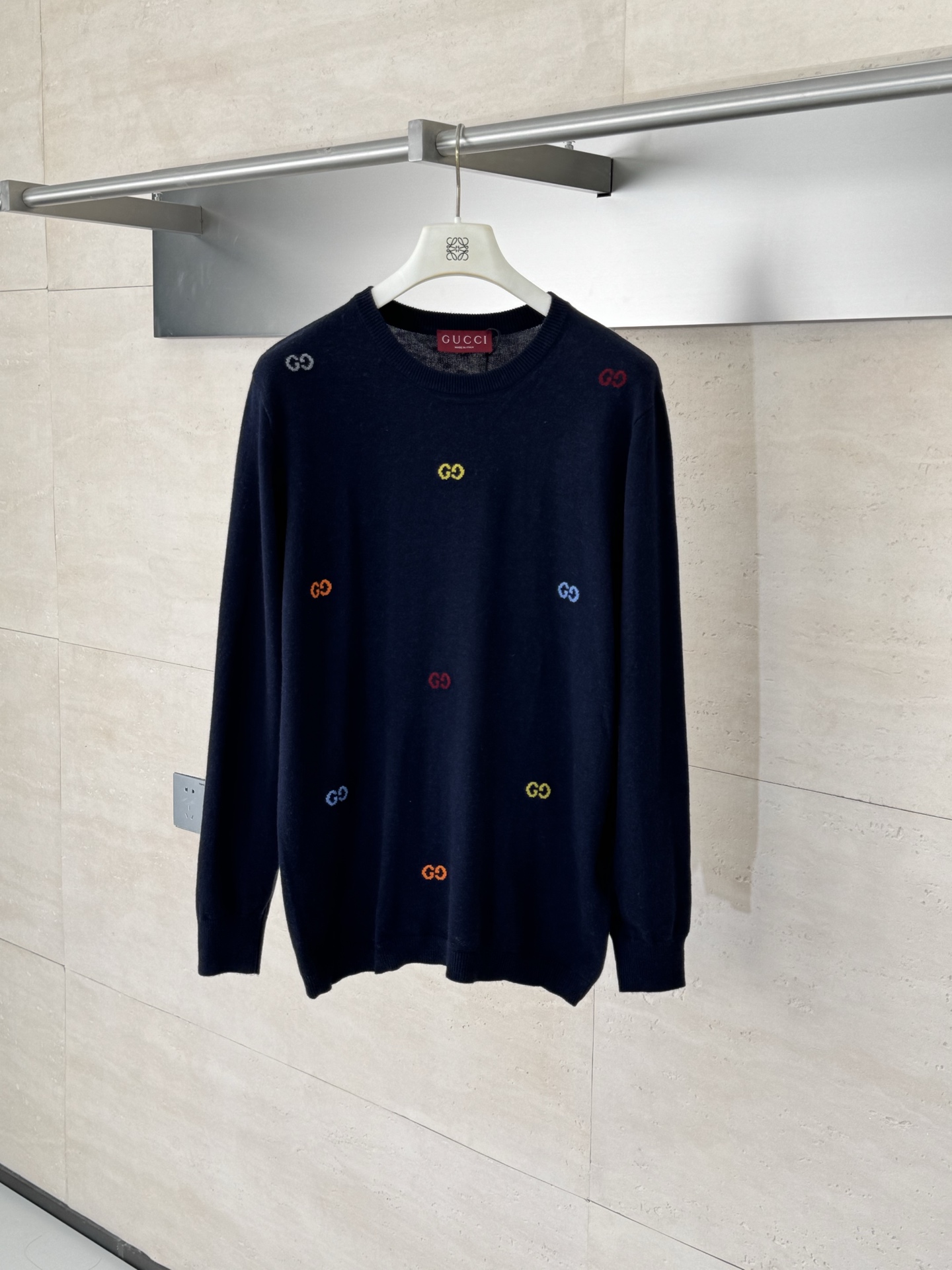 Gucci*/古驰 25秋冬新款休闲嵌花圆领针织毛衣这款羊毛提花开衫匠心缀饰由早期钻石菱格纹图案演化而来