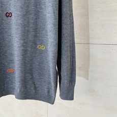 Gucci*/古驰 25秋冬新款休闲嵌花圆领针织毛衣这款羊毛提花开衫匠心缀饰由早期钻石菱格纹图案演化而来 Gucci*/古驰 25秋冬新款休闲嵌花圆领针织毛衣这款羊毛提花开衫匠心缀饰由早期钻石菱格纹图案演化而来