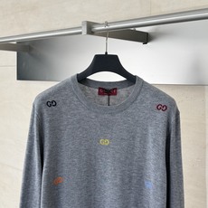 Gucci*/古驰 25秋冬新款休闲嵌花圆领针织毛衣这款羊毛提花开衫匠心缀饰由早期钻石菱格纹图案演化而来 Gucci*/古驰 25秋冬新款休闲嵌花圆领针织毛衣这款羊毛提花开衫匠心缀饰由早期钻石菱格纹图案演化而来