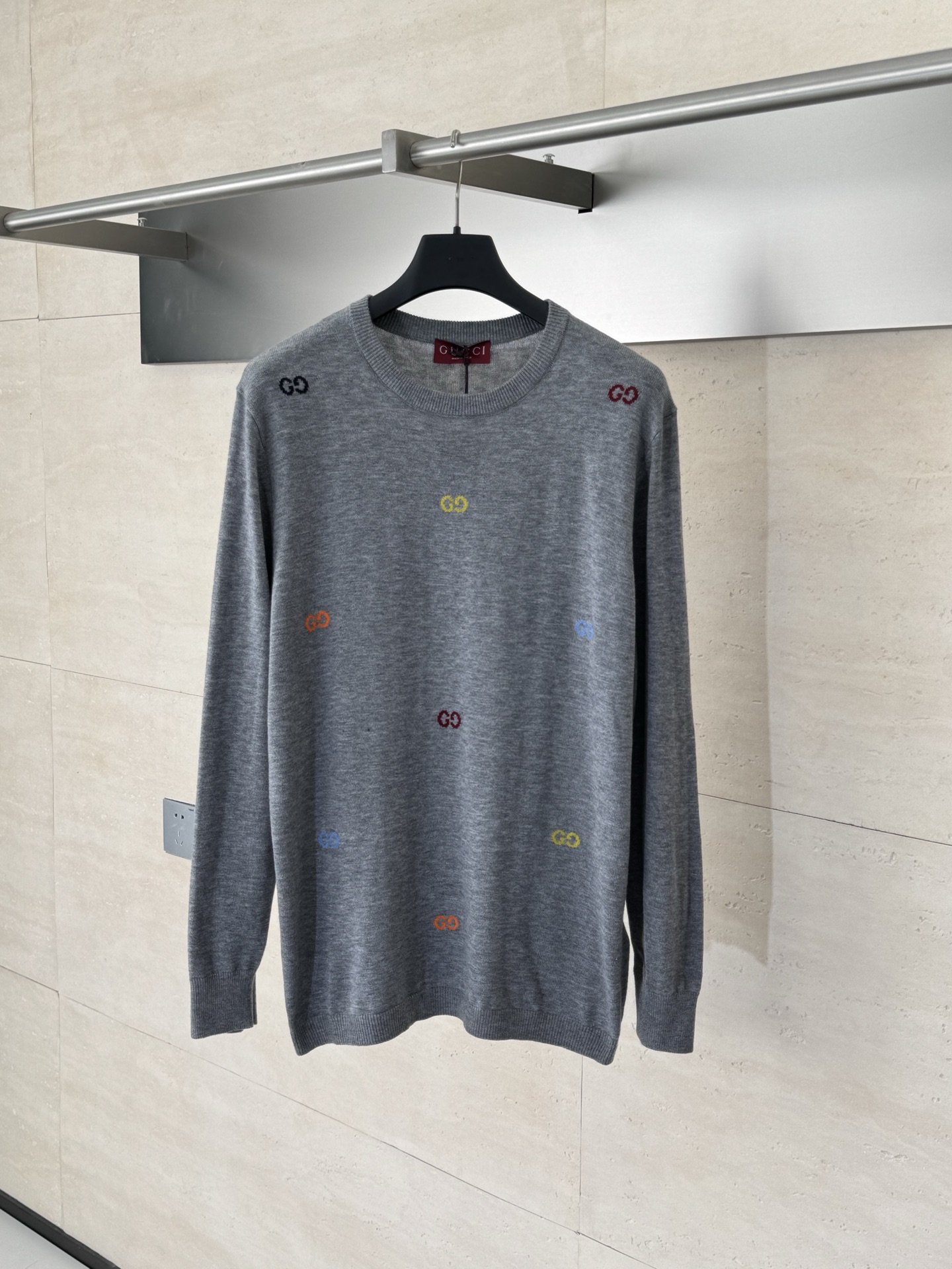 Gucci*/古驰 25秋冬新款休闲嵌花圆领针织毛衣这款羊毛提花开衫匠心缀饰由早期钻石菱格纹图案演化而来