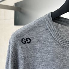 Gucci*/古驰 25秋冬新款休闲嵌花圆领针织毛衣这款羊毛提花开衫匠心缀饰由早期钻石菱格纹图案演化而来 Gucci*/古驰 25秋冬新款休闲嵌花圆领针织毛衣这款羊毛提花开衫匠心缀饰由早期钻石菱格纹图案演化而来