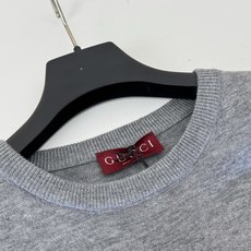 Gucci*/古驰 25秋冬新款休闲嵌花圆领针织毛衣这款羊毛提花开衫匠心缀饰由早期钻石菱格纹图案演化而来 Gucci*/古驰 25秋冬新款休闲嵌花圆领针织毛衣这款羊毛提花开衫匠心缀饰由早期钻石菱格纹图案演化而来